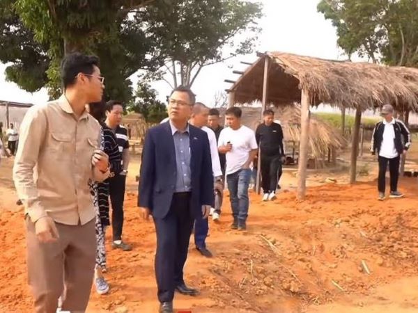 Team Quang Linh tại châu Phi đón Đại sứ Việt Nam đến thăm, ông nói một câu làm ai nấy rưng rưng