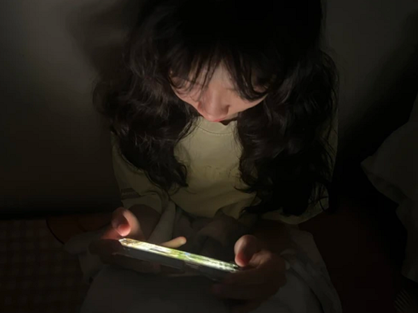 Người trẻ thức khuya 'cày' phim: Những hậu quả khó lường