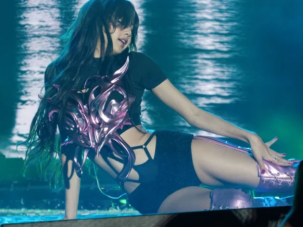 Khán giả lại sốc trước trang phục biểu diễn táo bạo của Lisa (BlackPink)