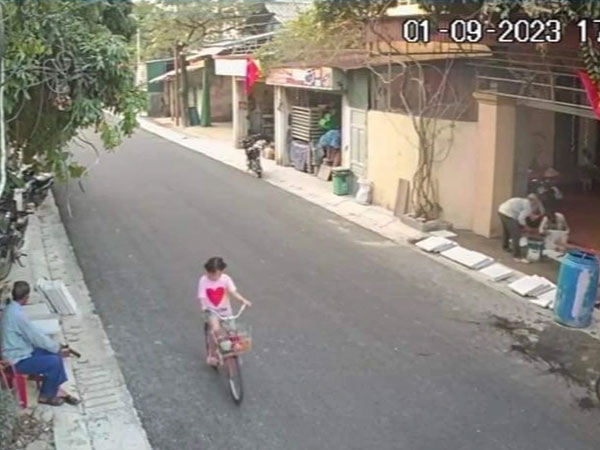 Bé gái đạp xe đi lạc hơn 50km từ Thanh Hóa đến Ninh Bình