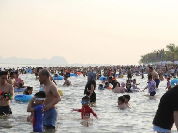 Bãi biển Hạ Long ken đặc người trong ngày nghỉ lễ đầu tiên