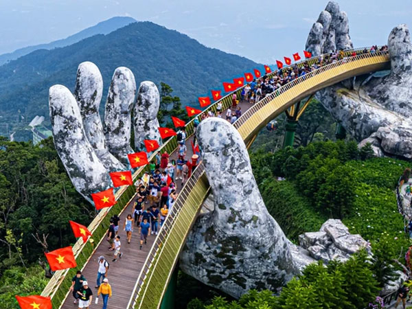 Cầu Vàng rực rỡ sắc đỏ màu cờ Tổ quốc