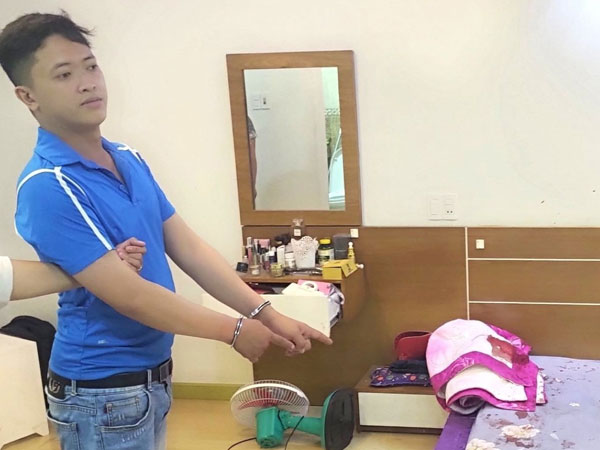 Giả danh shipper xông vào nhà khống chế gia chủ cướp tài sản