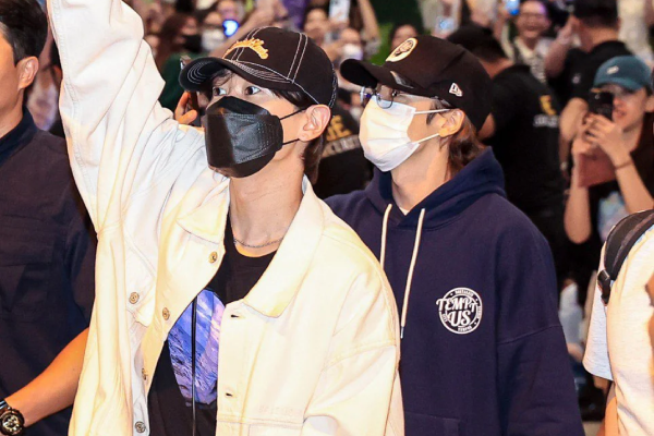 Donghae - Eunhyuk (Super Junior) đổ bộ Việt Nam, biển fan đón ở sân bay giữa đêm