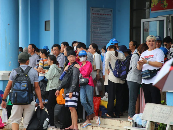 Tàu đi Phú Quốc, Nam Du tạm ngừng hoạt động, hàng trăm hành khách 'chôn chân' tại bến cảng