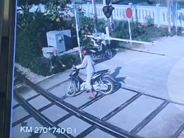 Nữ nhân viên gác chắn lao mình cứu người đàn ông thoát chết khỏi tàu hỏa