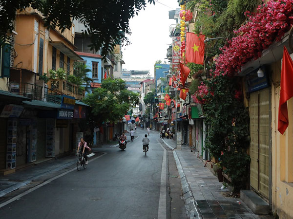 Hà Nội thanh bình sáng 2/9, nhiều người mặc áo cờ Tổ quốc ra phố đón Tết Độc lập