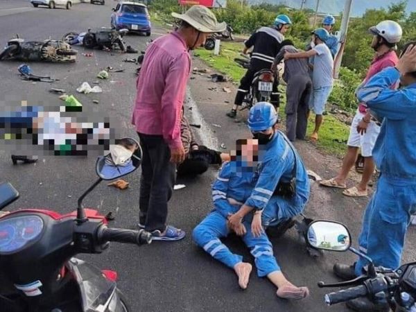 CLIP: Hãi hùng ô tô tông văng hàng loạt xe máy dừng chờ đèn đỏ