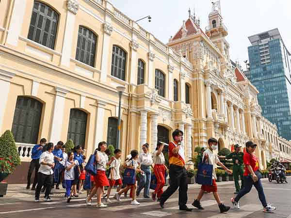 Tour tham quan trụ sở UBND TP.HCM đón 1.500 khách trong 2 ngày đầu nghỉ lễ