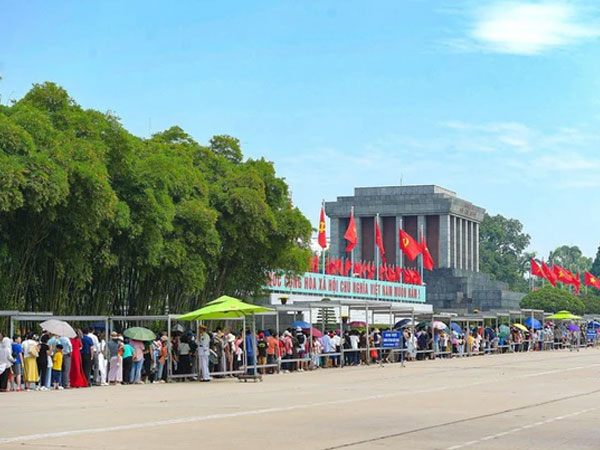 Hàng nghìn người xếp hàng vào Lăng viếng Bác trong ngày 2/9
