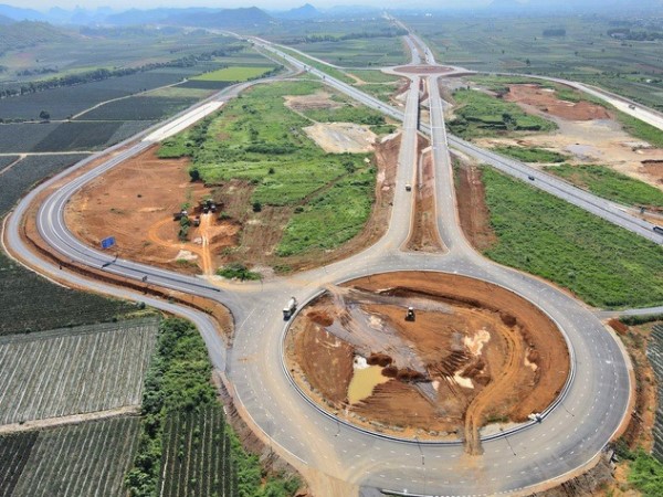 Cận cảnh tuyến đường Đông - Tây 23 km trị giá gần 2.000 tỉ đồng