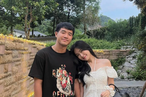 Cặp 'tình yêu bạc sỉu' Đức Chinh, Hà Trang đi vi vu du lịch, Hoà Minzy khen 'số hưởng'