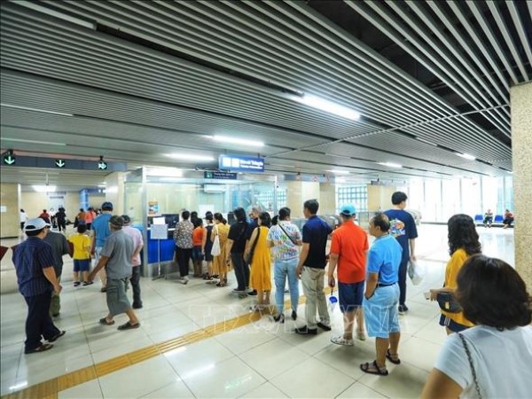 Đông đảo người dân trải nghiệm đi tàu điện Cát Linh - Hà Đông dịp nghỉ lễ 2/9