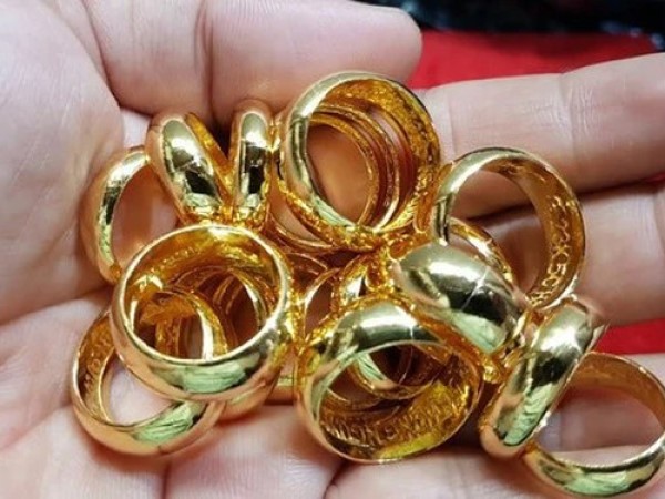 Cụ bà mang 13 chỉ vàng tích góp đem bán, gửi tiền cho kẻ mạo danh công an