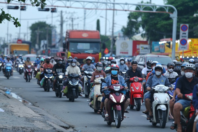 Người nghỉ lễ quay lại TP HCM, giao thông ùn tắc nhiều nơi