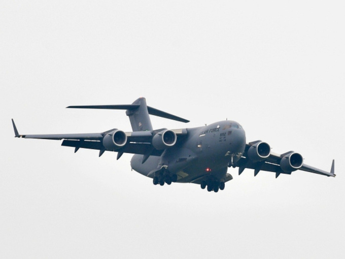 Cận cảnh hai vận tải cơ hạng nặng C-17 'nhả đầy hàng' ở sân bay Nội Bài sáng nay