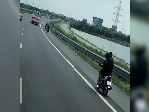 Xử lý đoàn xe máy đi ngược chiều trên cao tốc, cảnh sát phát hiện 1 xe là tang vật vụ trộm