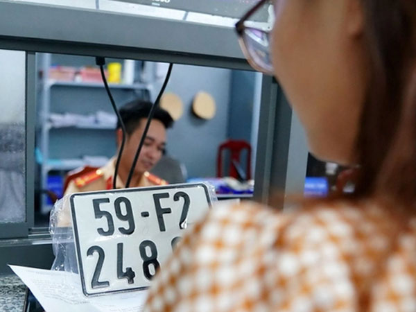 Công ty đấu giá biển số xe ôtô có được nhận lãi từ tiền cọc của người tham gia?