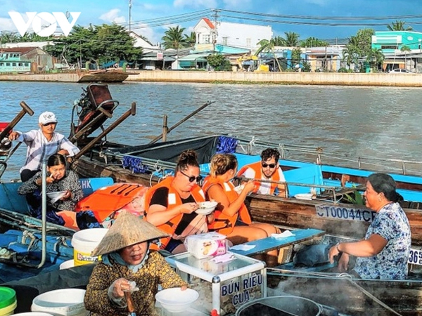Du khách hào hứng với nhiều hoạt động vui chơi mới lạ tại Cần Thơ