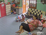 Cả nhà hốt hoảng giải cứu bé gái mắc đồ chơi nhựa trong cổ họng
