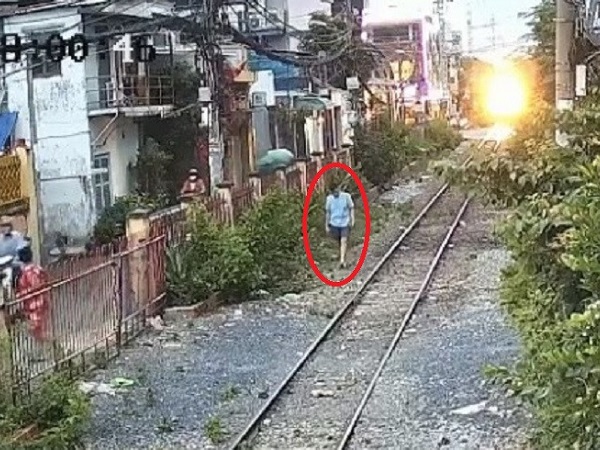 Lao ra đường ray, người đàn ông bị tàu hỏa đâm tử vong