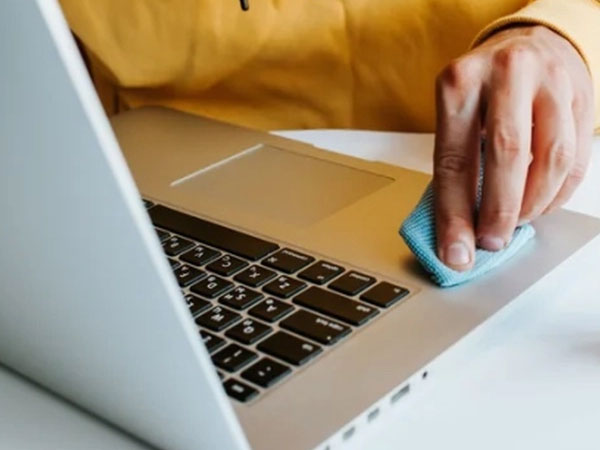 Vỏ nhôm MacBook của bạn đang ố bẩn, đừng lo vì nó sẽ trông như mới nhờ loạt mẹo nhỏ này