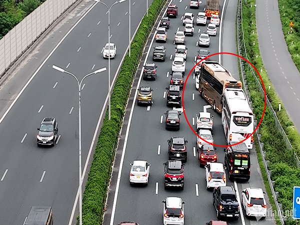 Xe khách luồn lách, 'chiếm' làn khẩn cấp cao tốc Pháp Vân - Cầu Giẽ