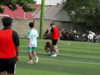 'Dậy sóng' clip nhóm thanh thiếu niên ẩu đả trên sân cỏ