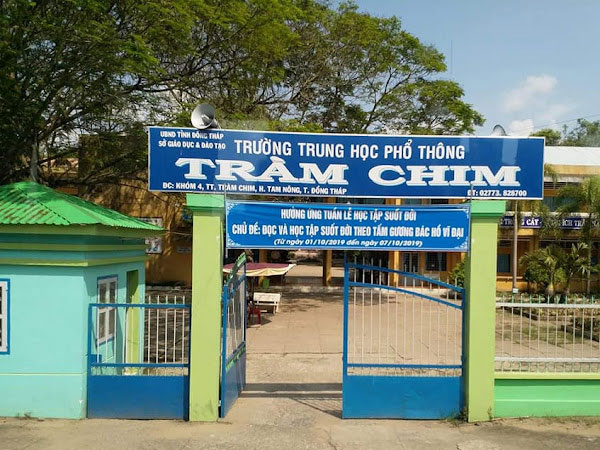 Đang đọc diễn văn năm học mới, thầy hiệu trưởng bất ngờ bị đột quỵ và tử vong