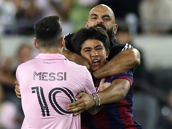 Messi bị fan 'tấn công', vệ sĩ lập tức xuất hiện giải nguy