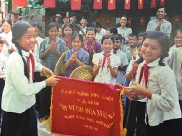 Những hình ảnh lễ khai giảng 'ngày xửa ngày xưa': Một tấm phông vải cắt hồ dán, áo trắng quần xanh giản dị