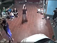 Cả nhà nhiệt tình làm 'lơ' xe và làm khán giả, xế hộp vẫn khiến tất cả đứng tim khi tài xế đánh lái vào nhà