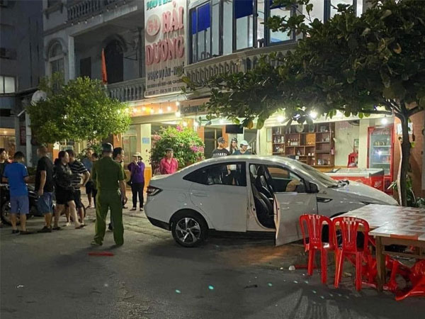Ô tô lao lên vỉa hè ở Đồ Sơn, tông chủ nhà hàng bị thương nặng