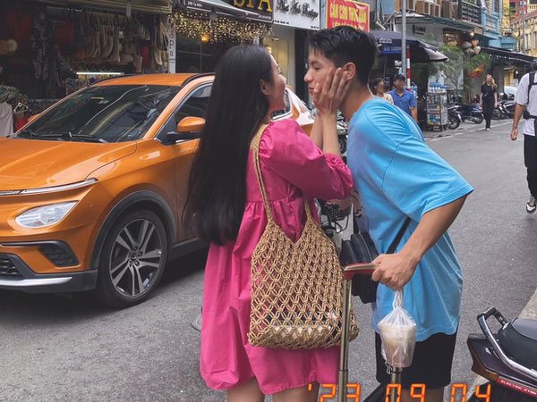 Tiền vệ tuyển Việt Nam công khai khoá môi bạn gái xinh đẹp, khẳng định chủ quyền