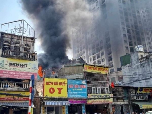 Nhà 3 tầng ở Hà Nội bốc cháy kèm nhiều tiếng nổ lớn