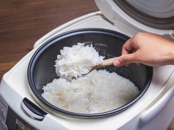 Tại sao khi nấu xong vẫn không nên mở nắp nồi cơm điện?