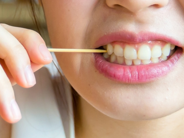 Vì sao không nên dùng tăm xỉa răng?