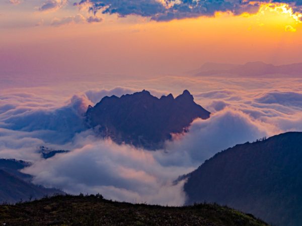 Khám phá 'bình minh trên biển mây' trong hành trình chinh phục Bạch Mộc Lương Tử