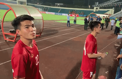 Trận đấu vừa kết thúc, cầu thủ U23 đã ngay lập tức có hành động bất ngờ với bạn gái