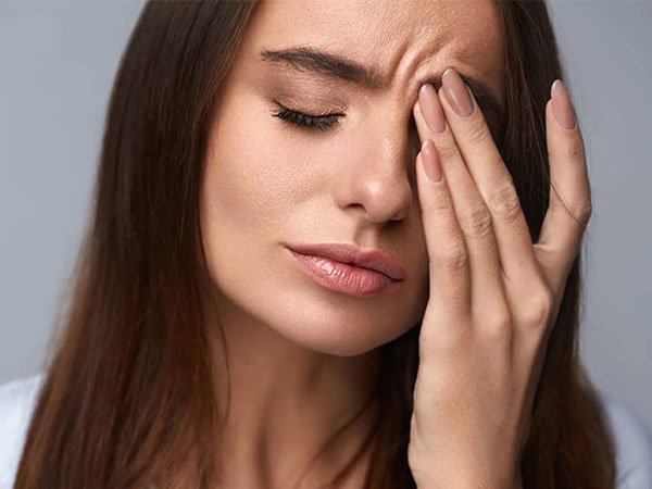 Thịt giật liên tục ở mắt, miệng, mặt, bắp tay chân, đùi... là điềm báo gì? Tốt hay xấu, có đáng lo không?