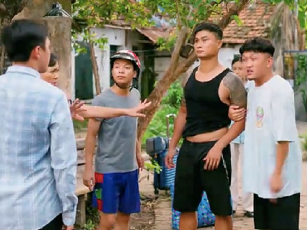 Làng trong phố tập 28: Mất cả gia đình lẫn công việc, Ngọc 'sở khanh' đến tìm Dành nhận con nhưng bị cả xóm trọ xua đuổi