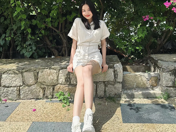 Street style sao Việt: Kỳ Duyên chụp ảnh cùng nhân vật hot, Thùy Tiên chọn đồ đơn giản đi cà phê