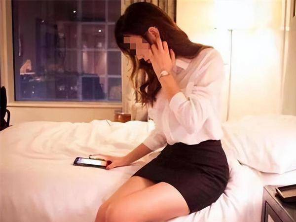 Thấy chất lỏng lạ trên giường nhà trọ, cô gái đặt chậu nước ở cửa, chết lặng khi đi làm về