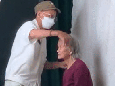 Đưa cụ bà đi chụp ảnh thẻ, cụ ông tự tay chỉnh lại mái tóc cho vợ gây xúc động