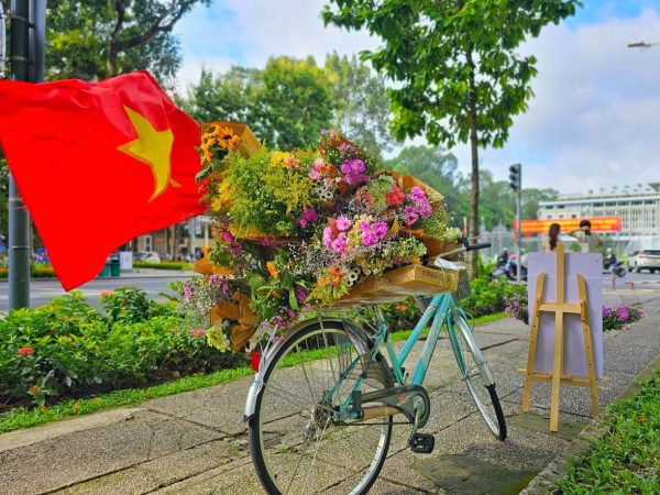 Xe hoa 'thu Hà Nội' đổ bộ TPHCM, giới trẻ đổ xô đi chụp ảnh
