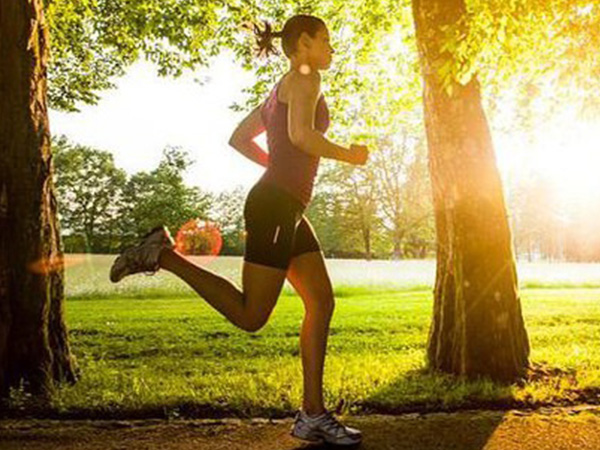 Chạy bộ buổi sáng: Nên ăn trước hay để bụng đói?