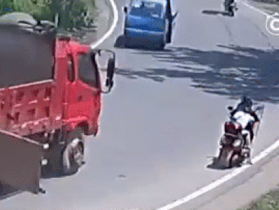 Clip: Cửa sau xe tải bất ngờ bật mở, đập trúng đầu hai mẹ con