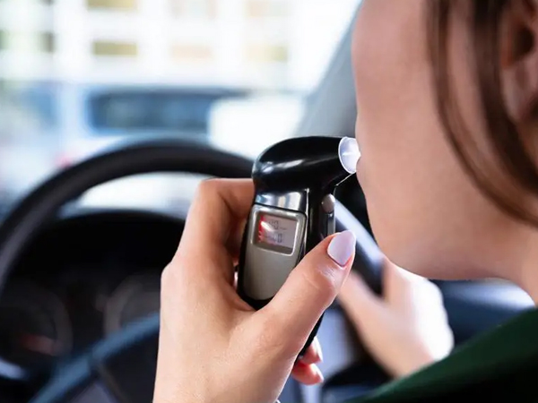 Lén pha nước với mẫu máu của vợ trong bệnh viện nhằm giúp 'bà xã' thoát án vi phạm nồng độ cồn khi lái xe