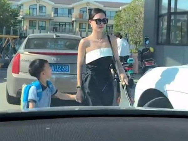 Bài đăng của một bà mẹ khiến hội phụ huynh tranh cãi: 'Đón con tan học có nhất quyết phải mặc quần dài không?'