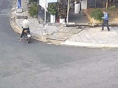 Clip: Hai thanh niên dàn cảnh hỏi đường bảo vệ, trộm xe máy trong nháy mắt